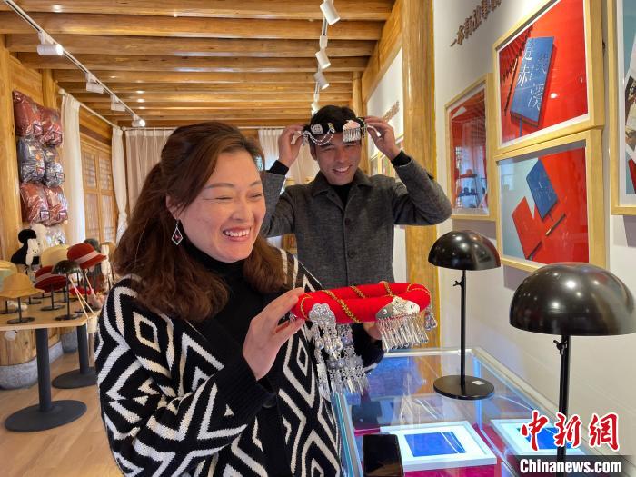 資料圖：鐘麗眉展示文創(chuàng)產(chǎn)品?！×执阂?攝