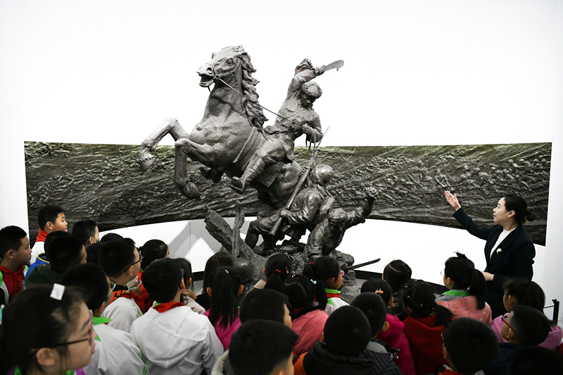 2019年4月4日，在東北烈士紀(jì)念館，學(xué)生們?cè)诼?tīng)講解員講解。
